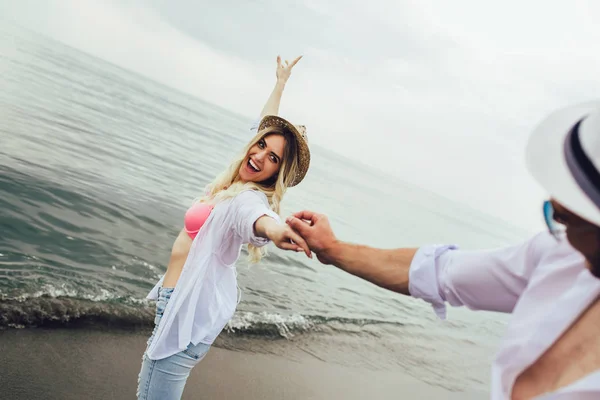Lovers couple in love having fun dating on beach. — Stock Photo, Image