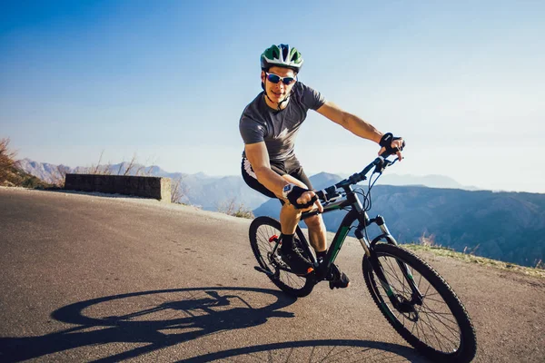 Hombre montar en bicicleta de montaña en el camino. Deporte y vida activa concep — Foto de Stock