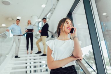 Cep telefonu ofiste olan kadın 