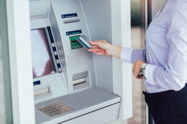 Atm. Person kullanan iş kadını kredi kartı kullanarak geri çekilme