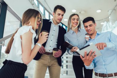 Dijital tableti birlikte kullanan bir grup iş adamı