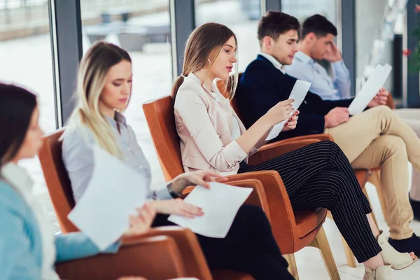 Foto dei candidati in attesa di un colloquio di lavoro . — Foto Stock