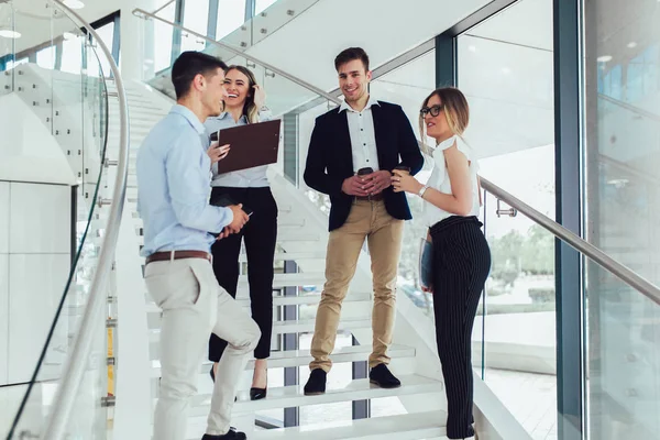 Grupo de empresários usando um tablet digital juntos em offic — Fotografia de Stock