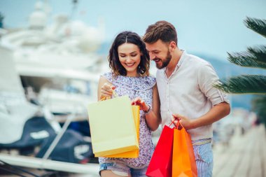Yaz tatilinde seyahat ve alışveriş keyfi çift 