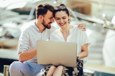 Dizüstü bilgisayar kullanarak güzel romantik çift. Üzerinde resimleri izleme