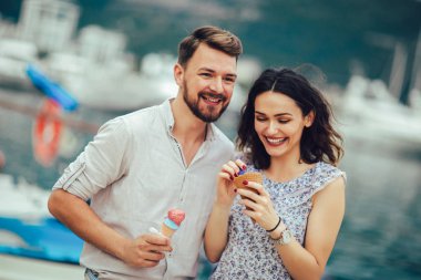 Mutlu çift randevuları var ve tatilde dondurma yiyor. Deniz b