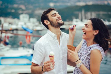 Mutlu çift randevuları var ve tatilde dondurma yiyor. Deniz b