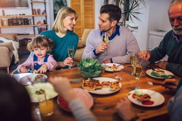 Çoklu nesil aile evde yemek masası etrafında keyfi — Stok fotoğraf