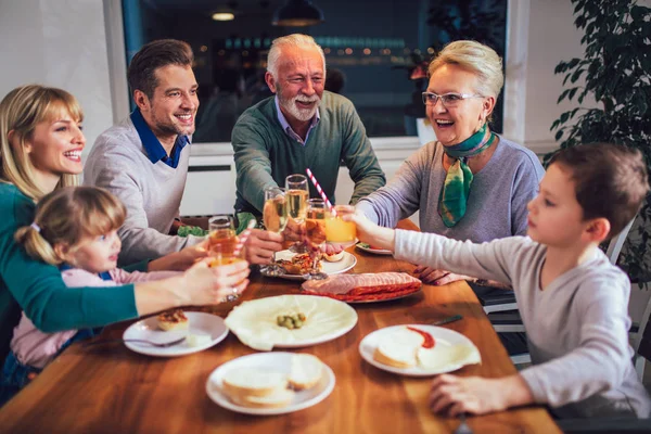 다 세대 가족 가정에서 식사 테이블 주위를 즐기는 — 스톡 사진