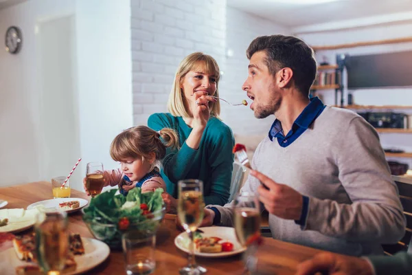 Gelukkige familie maaltijd hebben in keuken thuis — Stockfoto