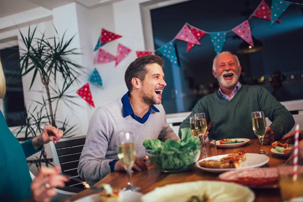 Çoklu nesil aile evde yemek masası etrafında keyfi — Stok fotoğraf