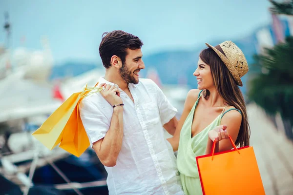 Par på sommarlov njuter av resor och shopping — Stockfoto