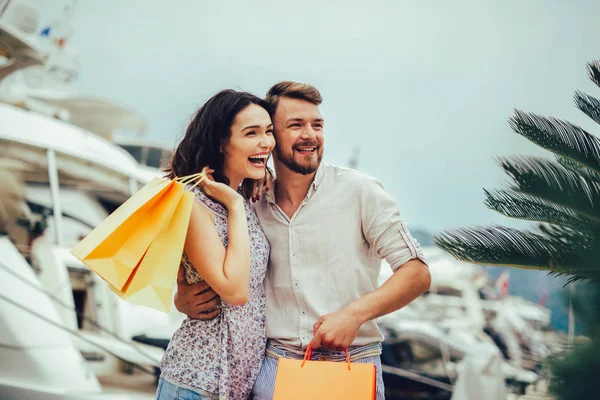 Par på sommarlov njuter av resor och shopping — Stockfoto
