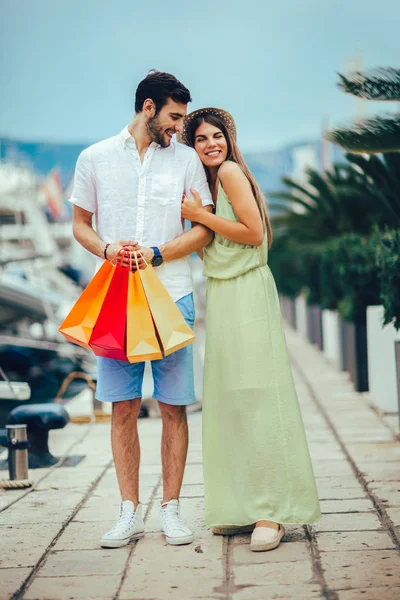 Par på sommarlov njuter av resor och shopping — Stockfoto