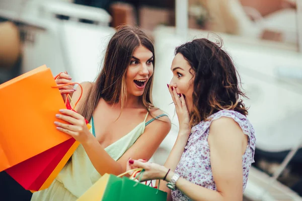 Female friends with shopping bags walking by the harbor of a tou — Stock Photo, Image