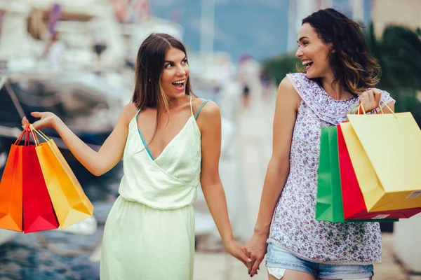 Kvinnliga vänner med shoppingväskor Walking av hamnen i en tou — Stockfoto