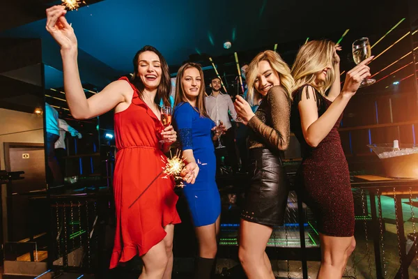 Группа друзей тусуется в ночном клубе — стоковое фото