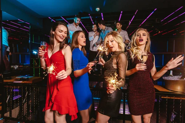Group of friends partying in a nightclub — Stock Photo, Image