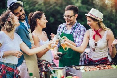 Genç arkadaşlar barbekü partisi zevk et ızgara eğlenceli.