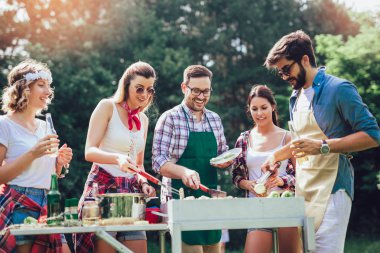 Genç arkadaşlar barbekü partisi zevk et ızgara eğlenceli.
