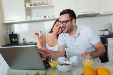 Çift ev bütçesi hakkında tartışıyor .