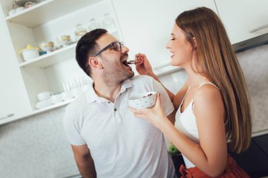 Mutlu çift kahvaltıda birlikte eğleniyor..