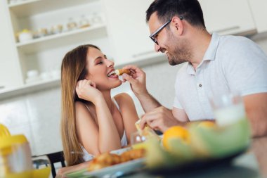 Mutlu çift kahvaltıda birlikte eğleniyor..