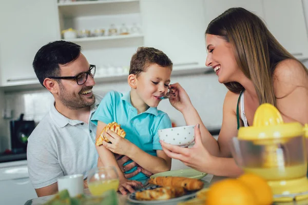 Familia Comer desayuno en la mesa de la cocina —  Fotos de Stock