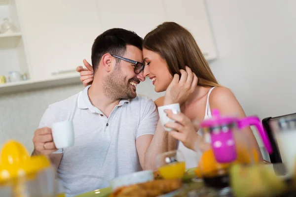 Счастливая пара наслаждается завтраком вместе дома. — стоковое фото
