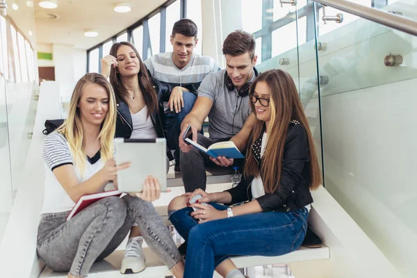 Życie kolegium. Studenci studiują w bibliotece. Młodzi ludzie są — Zdjęcie stockowe