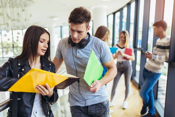 Dos estudiantes que estudian juntos en el salón de la universidad . — Foto de Stock