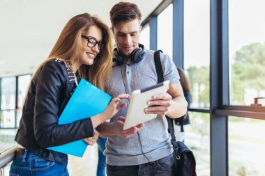 İki öğrenci kullanarak onlar bir üniversitede dijital tablet.