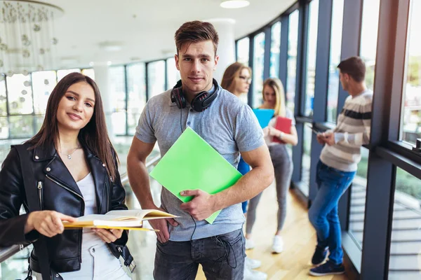 大学のホールで一緒に勉強している2人の学生. — ストック写真