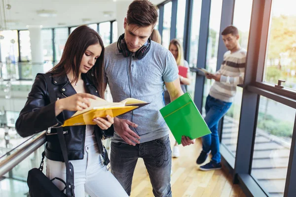 Dos estudiantes que estudian juntos en el salón de la universidad . — Foto de Stock