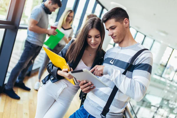 Dva studenti se pomocí digitální tabletu na vysoké škole. — Stock fotografie