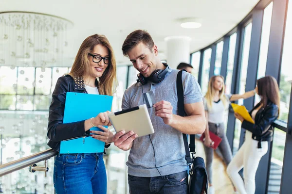 Dva studenti se pomocí digitální tabletu na vysoké škole. — Stock fotografie