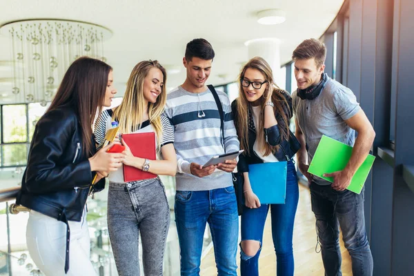 Группа молодых людей учится вместе в университете — стоковое фото
