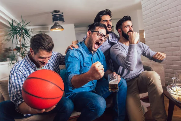 Glückliche Freunde oder Basketballfans sehen Basketballspiel im Fernsehen — Stockfoto