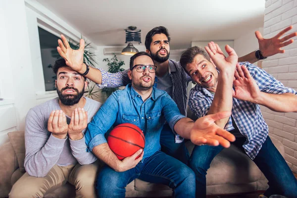 Gelukkige vrienden of basketbal fans kijken basketbal spel op TV — Stockfoto