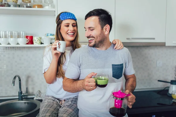 若いカップルが自宅で朝のコーヒーを楽しむ. — ストック写真