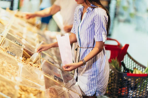 Mujer es bying productos en cero residuos de la tienda — Foto de Stock