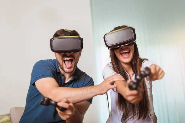 Молодая счастливая пара играет в видеоигры очки виртуальной реальности . — стоковое фото