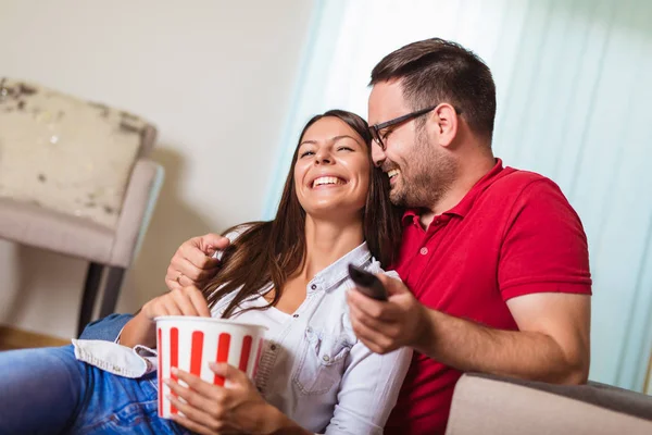 Aşık çift bir oturma odası kanepede oturan, Tv ve ea izlerken