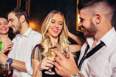 Mutlu gençler gece kulübünde eğleniyor.. 