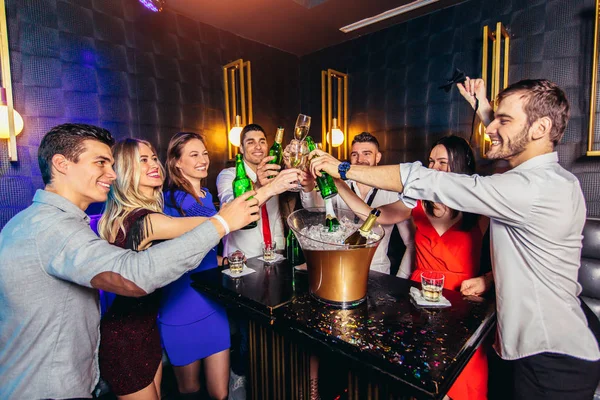 Jóvenes felices divirtiéndose en discoteca. — Foto de Stock