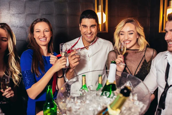 Счастливые молодые люди веселятся в ночном клубе. — стоковое фото