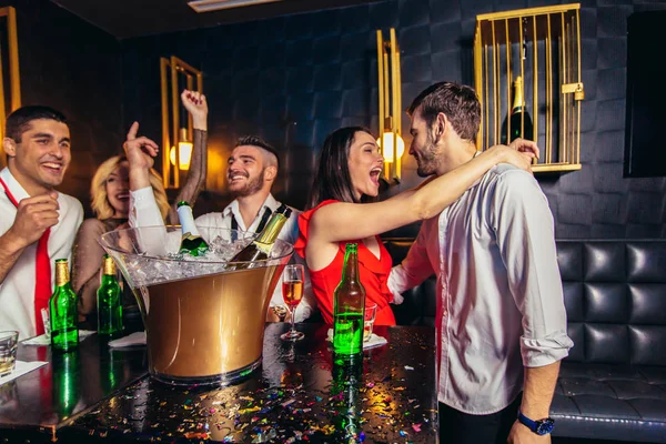 Gelukkige jongeren hebben plezier in de nachtclub. — Stockfoto