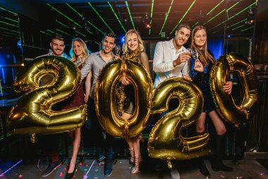 Kulüpteki arkadaşlarla yeni yıl partisi kutlaması.