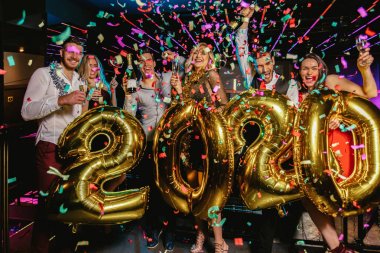 Kulüpteki arkadaşlarla yeni yıl partisi kutlaması.