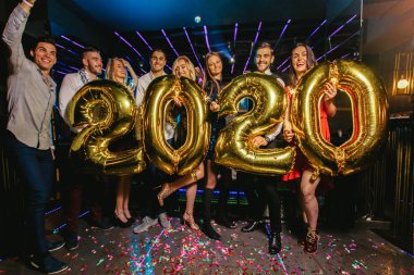 Kulüpteki arkadaşlarla yeni yıl partisi kutlaması.